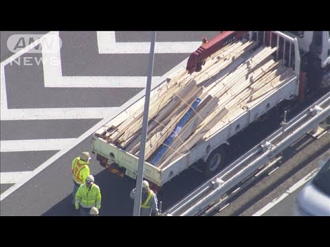トラック荷台から木材落下　車線ふさぎ一時規制(2024年1月27日)