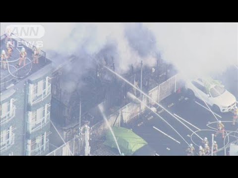 東京・大田区で2棟燃える火事 20代男性を病院へ搬送(2024年1月19日)