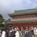 「今年もよい１年に」「“大きな”男になりたい」初詣客でにぎわう　京都・平安神宮