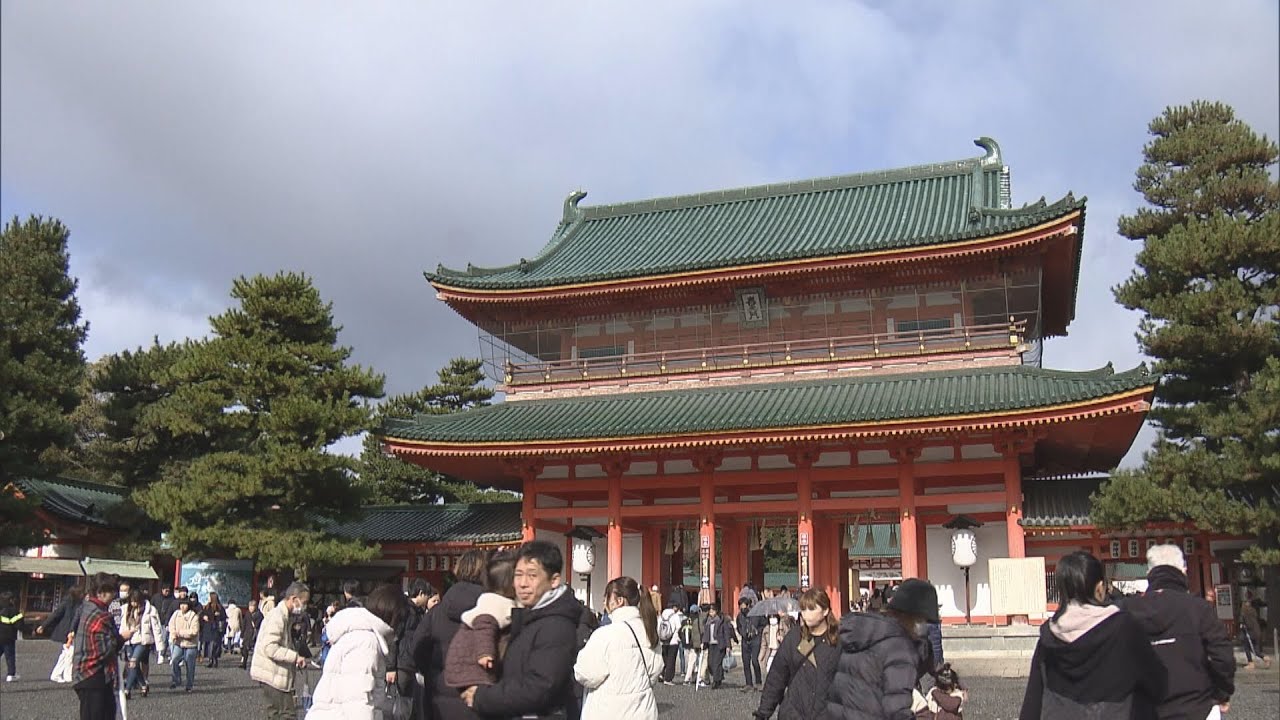 「今年もよい１年に」「“大きな”男になりたい」初詣客でにぎわう　京都・平安神宮