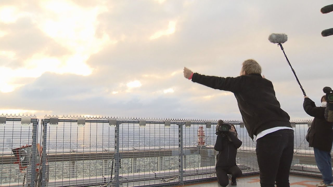 「独立して人生楽しむぞ」「健康で駆け抜けるぞ」初日の出とともに抱負を叫ぶ　大阪・あべのハルカス