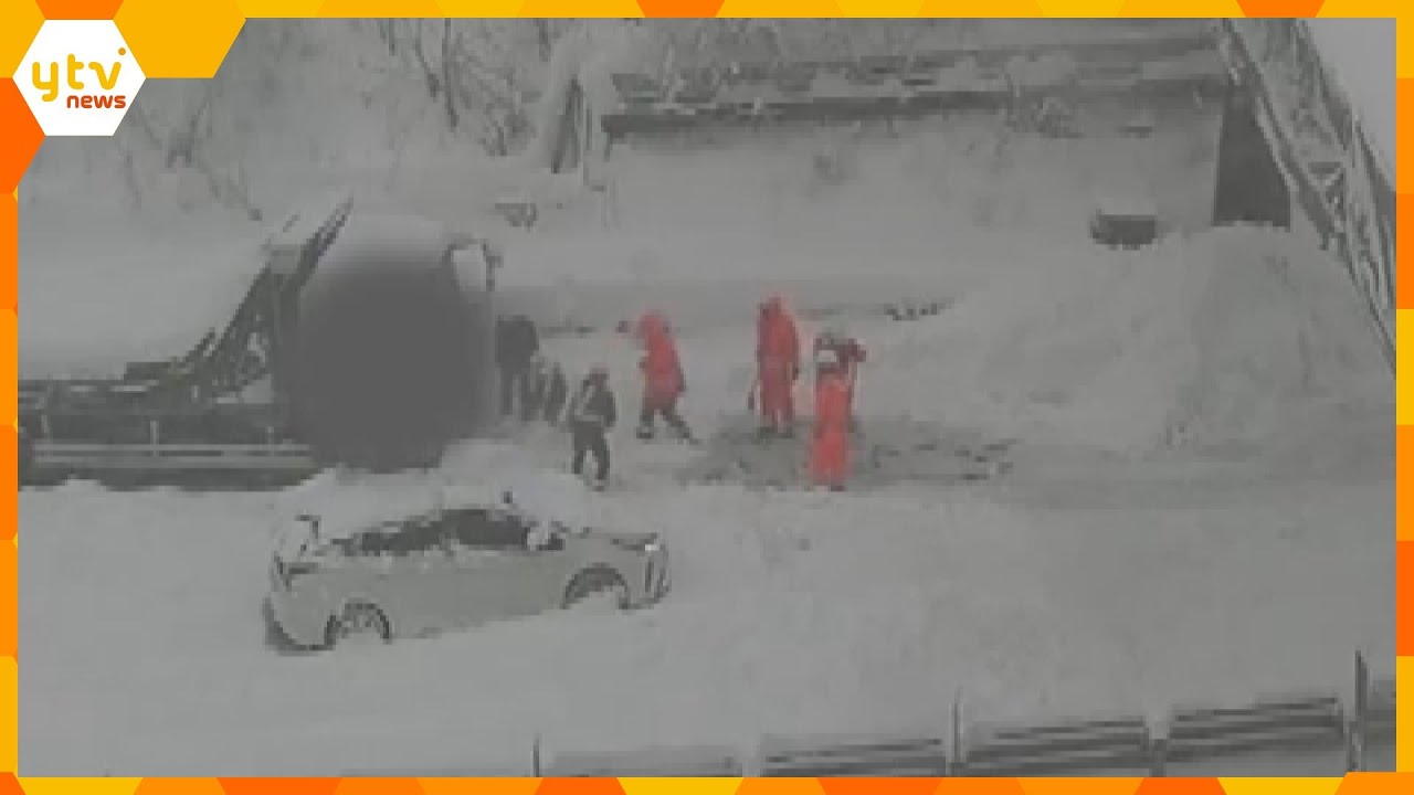 【速報】名神高速道路で車が立ち往生　大雪の影響で関ヶ原ＩＣ先頭に下り６．６キロ、上り５．５キロ_1/24