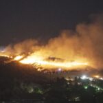 ２７日夜、奈良市で新春の伝統行事、若草山の山焼きが行われ　およそ１９万人の見物客