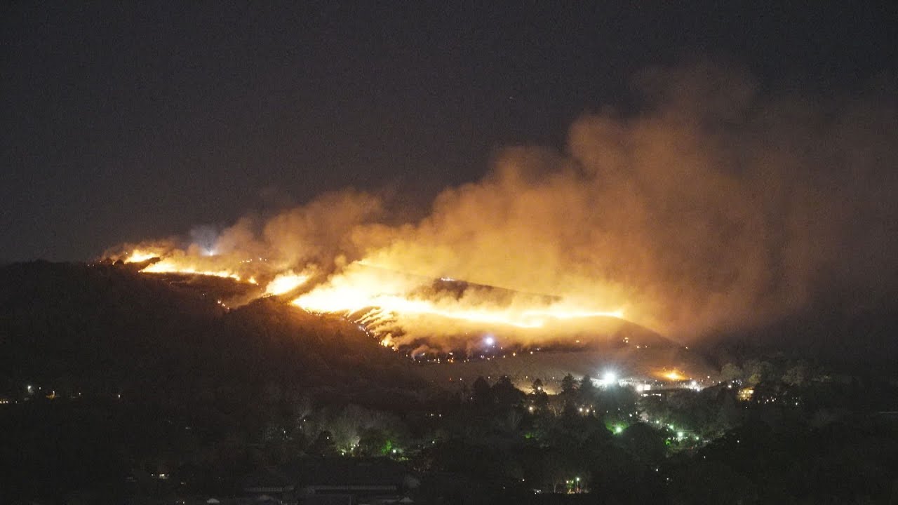 ２７日夜、奈良市で新春の伝統行事、若草山の山焼きが行われ　およそ１９万人の見物客