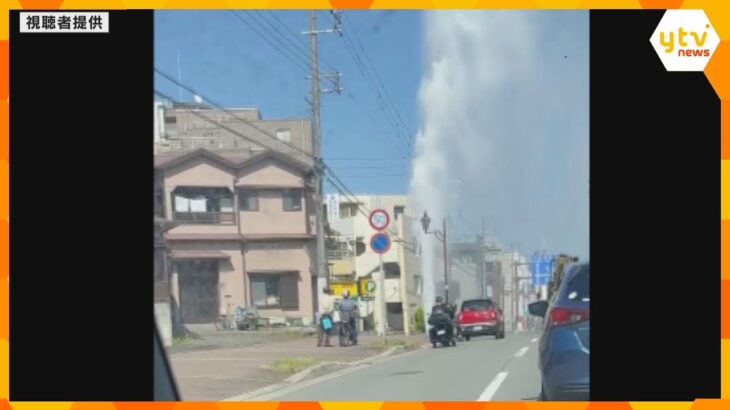 【速報】水道管が破裂か　マンホールから水柱が10メートル超噴き上がる　神戸市長田区の歩道
