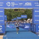 大阪城のお堀で力泳　トライアスロン国際大会　トップ選手１１３人が出場