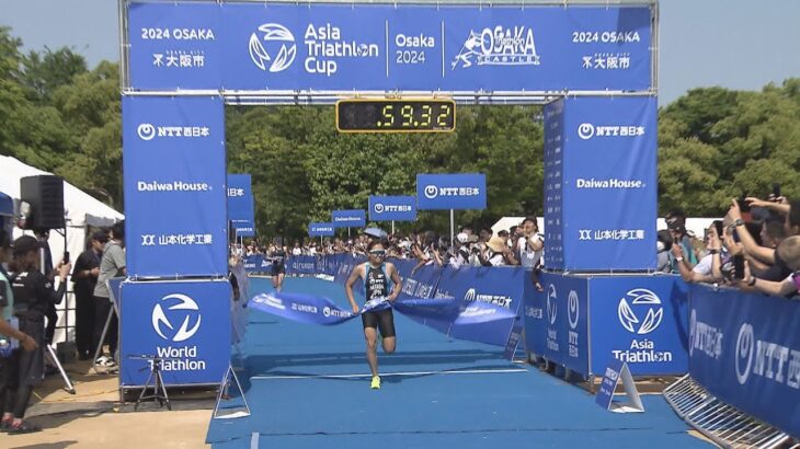 大阪城のお堀で力泳　トライアスロン国際大会　トップ選手１１３人が出場