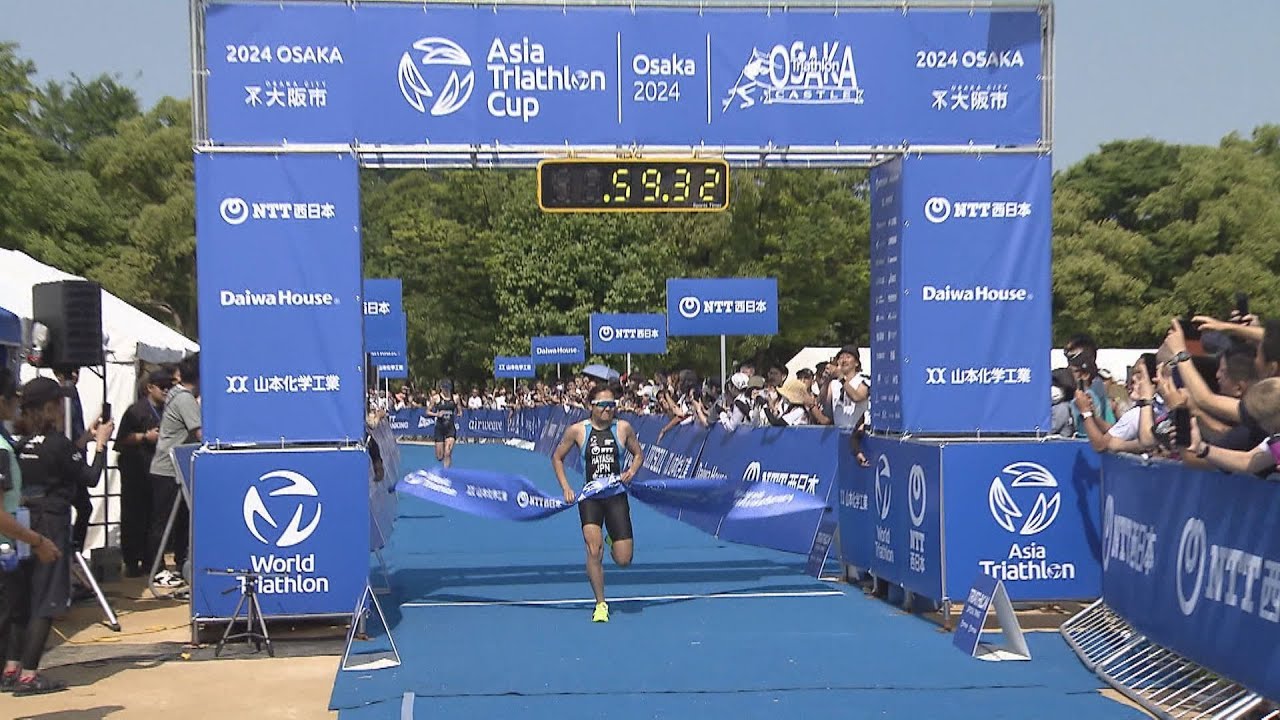 大阪城のお堀で力泳　トライアスロン国際大会　トップ選手１１３人が出場