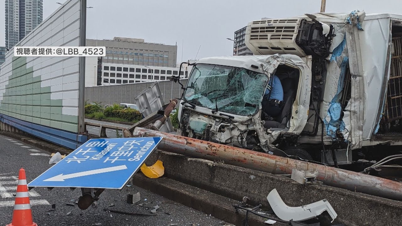 新御堂筋が通行止め「ハンドル操作誤った」単独事故のトラックが道路ふさぐ　豊中市（午後4時時点）　