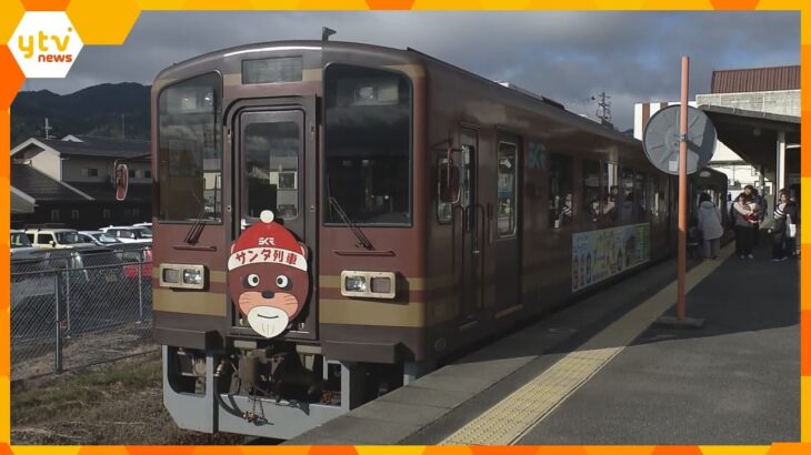 もうすぐクリスマス「サンタ列車」運行　一足早いプレゼントも　冬に減る利用客呼び込む狙い　滋賀