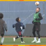 【J1リーグ史上最高齢】三浦知良選手がサッカー教室　プロ選手から指導を受け子どもたちが真剣に