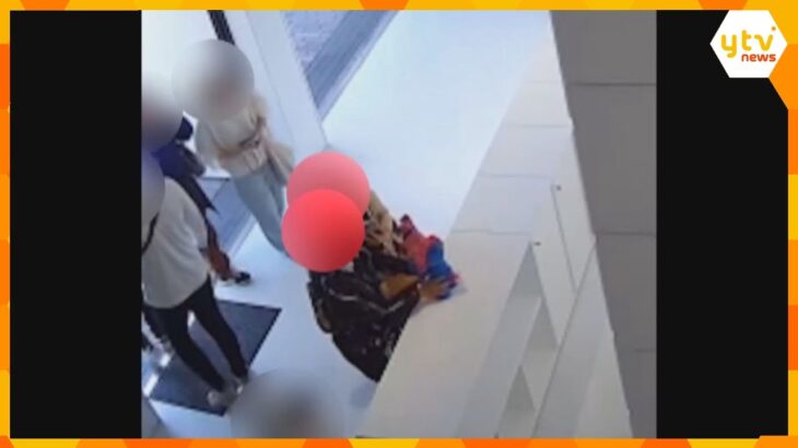 【犯行の瞬間】ミャクミャクのぬいぐるみ盗まれる　万博バルト館　1人がを手にとりカバンの中に素早く、もう一人が体で隠す様子