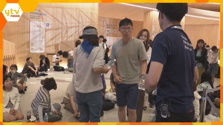 【万博会場から中継】”帰宅困難者”がパビリオンで一夜…気分不良でうずくまる来場者・救急搬送も