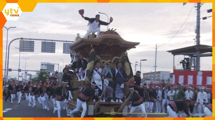 岸和田だんじり祭始まる　城下町は祭りムード一色　直角に向きを変える「やりまわし」に大きな歓声