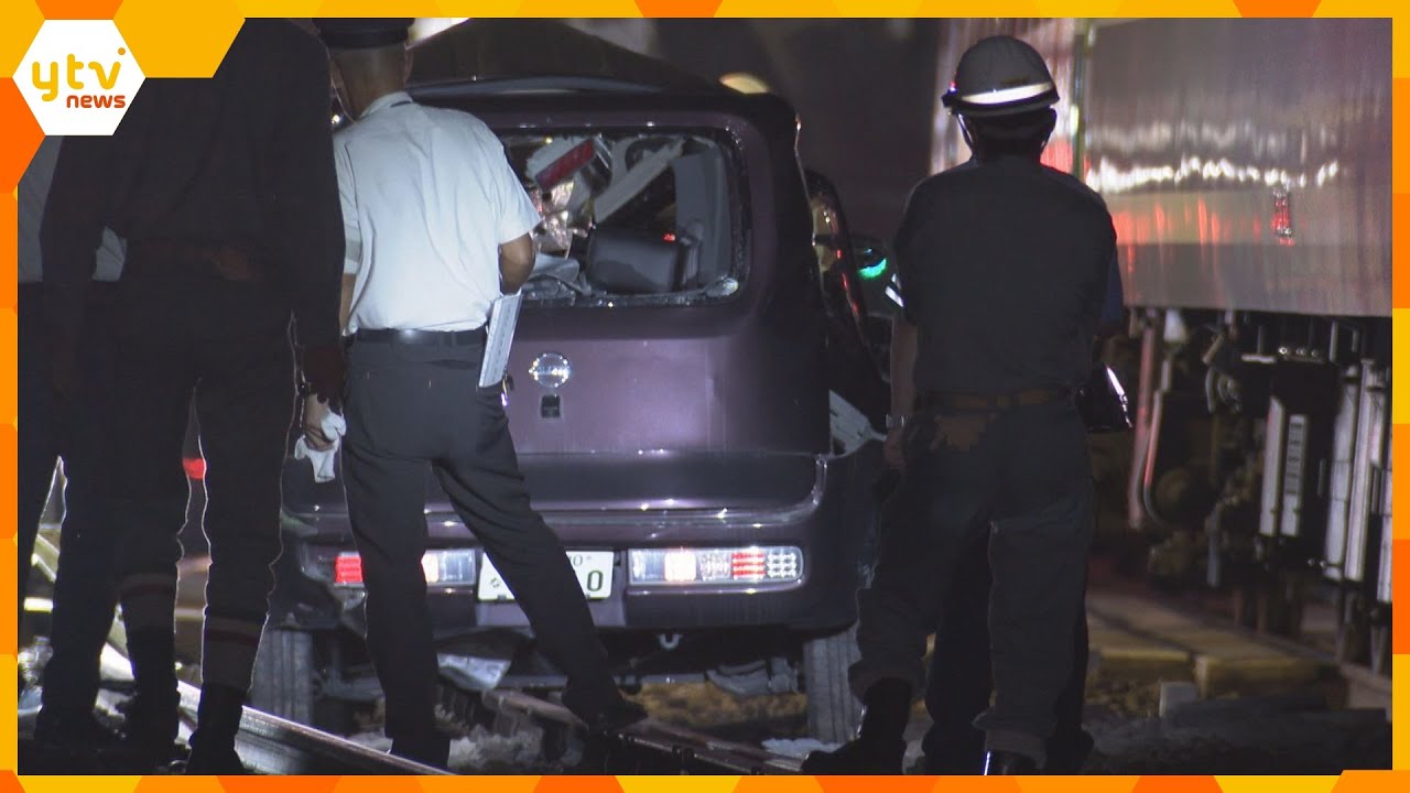 南海の遮断機降りている踏切に車が進入し特急と衝突　車を運転していた女性死亡　乗客などにケガ人なし