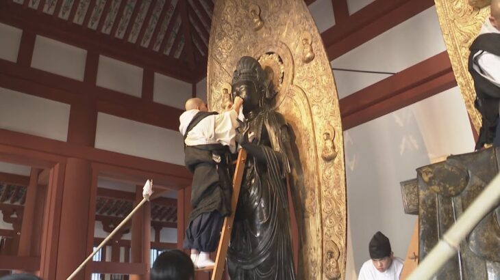 奈良・薬師寺で年末恒例「お身ぬぐい」