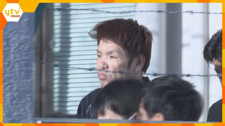 ボンネットに警察官乗せ数分間走行か　逮捕の男を送検　車乗り捨て泉南市内に潜伏　大阪・岸和田市