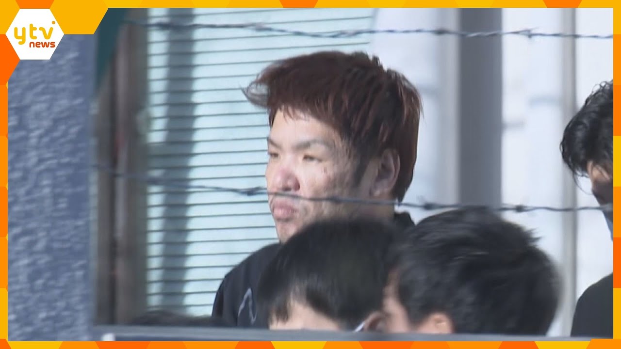 ボンネットに警察官乗せ数分間走行か　逮捕の男を送検　車乗り捨て泉南市内に潜伏　大阪・岸和田市