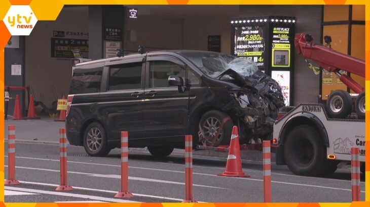 停車中の車に突っ込みワゴン車大破　直前にミニバイクに追突し男性をひき逃げした疑いで男を逮捕