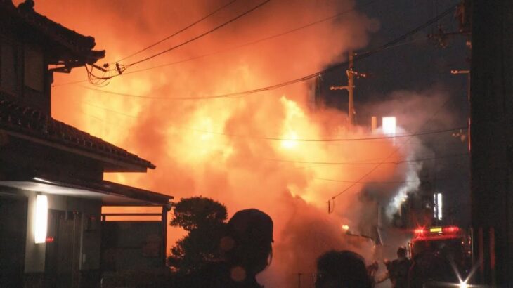 【速報】「窓から煙が出ている」京都・舞鶴市で火事　消防車など7台が出て現在も消火活動中