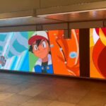 【エモい】アニメポケモン最終回に向けた映像が新宿駅で放映！歴代OPEDや仲間たち、名場面シーンが流れてるぞ！（※動画）