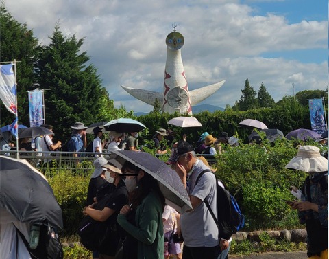 【ポケモンGO】大阪万博公園入場！圧倒的「日傘率」さっそく通信障害起きてるキャリアも発生！！
